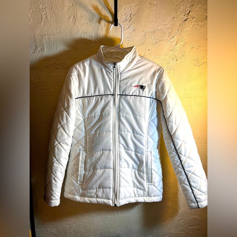 NFL New England Patriots White Team Apparel Jacket Medium full zip puffer sports